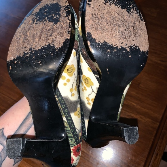 Unlisted by Kenneth Cole Fabric Corset Pumps - Picture 5 of 5